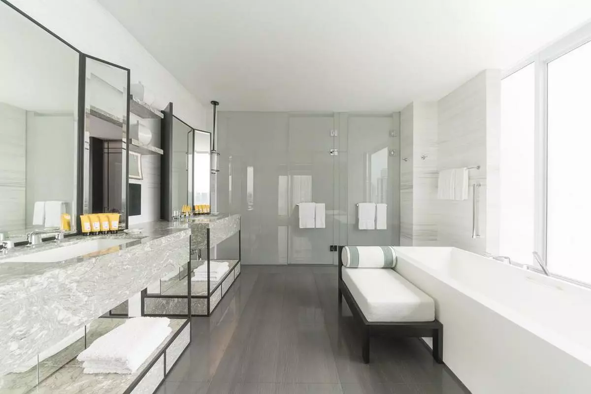 Shangri-La Hotel Singapore BATHROOM (Copy).jpg